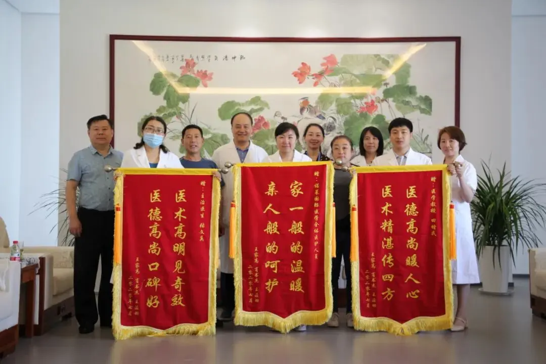 With a grateful heart, they present banners; Medical aid for the disabled achieves great results. 